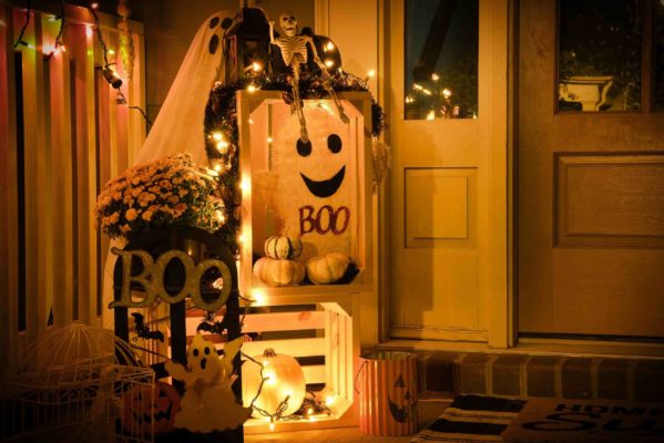 decoración fantasmas y esqueletos Halloween